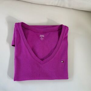 Tommy Hilfiger V-Neck Tee in Fuchsia, Size M